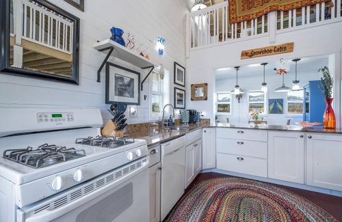 Whitefish House | Blue Heron Hideaway, Mountain Views on 14 Acres