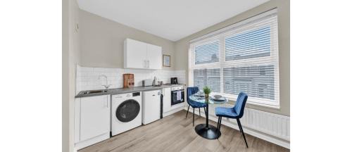 Haringey Apartment | Blue Horizon: Captivating Studio Cityscape