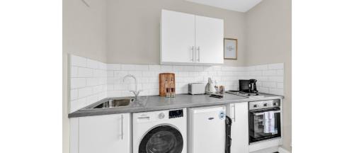Haringey Apartment | Blue Horizon: Captivating Studio Cityscape