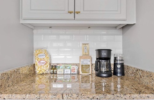 Rosewood House | Blue House on the Hill | Mins to USC | Sleeps 6