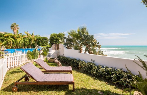 Avola House | Blue House on the sea, parking & wi.fi