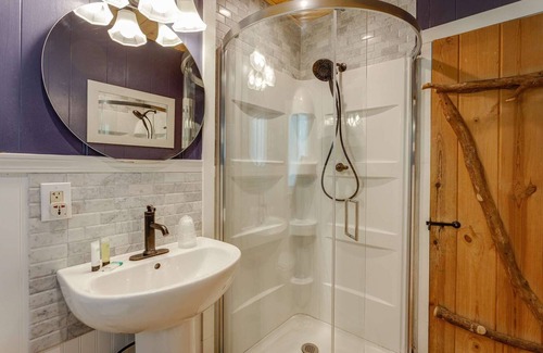 Twin Peaks Hotel | Blue Jay - One-Bedroom | One Bed + Day Bed | ¾ Bathroom | Sleeps Four
