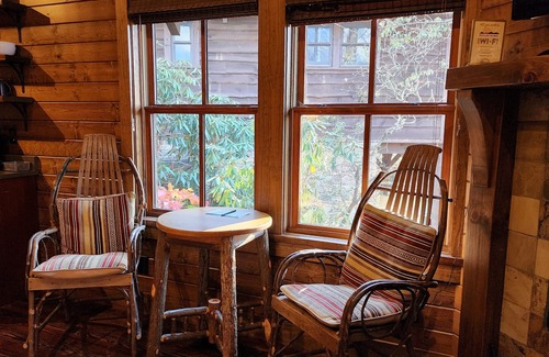 Cheshire Cabin | Blue Jay’s Perch | Cabin w/Loft + Jetted Tub + Biltmore Pass