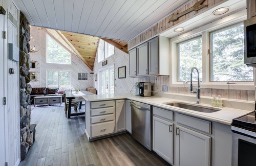 Grand Rapids Cabin | Blue Lagoon Lodge On Deer Lake!🦌Hot tub. One of the cleanest lakes in MN ❤️
