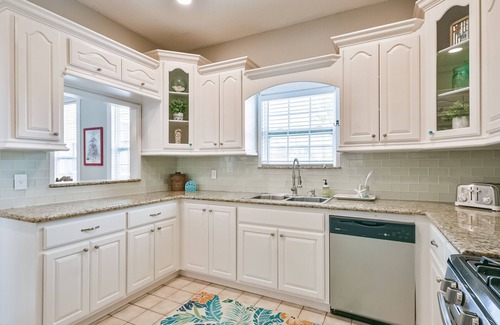 San Jacinto House | Blue Mermaid! Beautiful home 4 blocks from the beach!