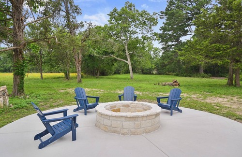 Wellborn Cottage | Blue Moon - Cozy Country Cottage - Just Minutes From Texas A&M!