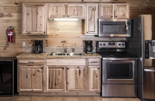 Clyde Cabin | Blue Moon Lodge: Reconnect with Family and Friends with Room to Spread Out!