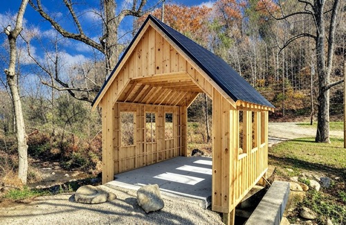 Cosby Cottage | "Blue Moon, Pickleball Court, Creek, WIFI, Mountain Views, Starting at $69