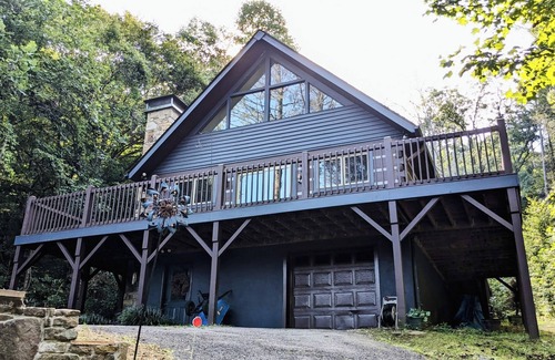 Black Mountain Cabin | Blue Mountain Retreat, private yet close to everything