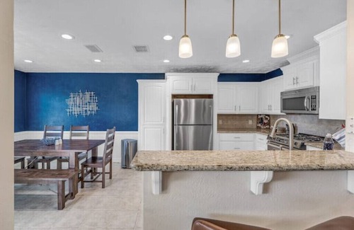 Wellborn House | Blue Oasis Close to Kyle Fieldn