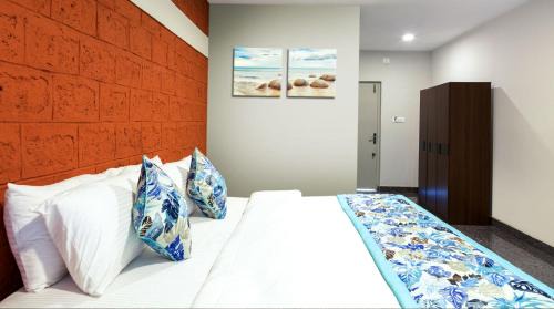 Kumta Hotel | Blue Ocean Sands - On the Beach