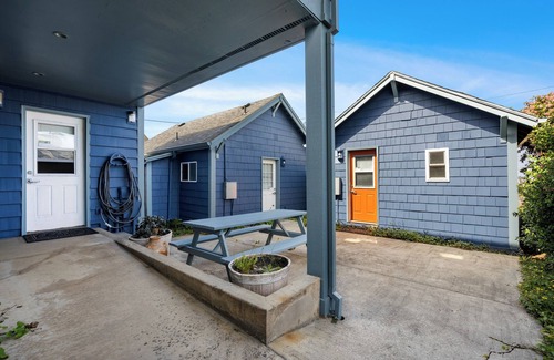 Rockaway Beach House | Blue Octopus #2 Beach Access