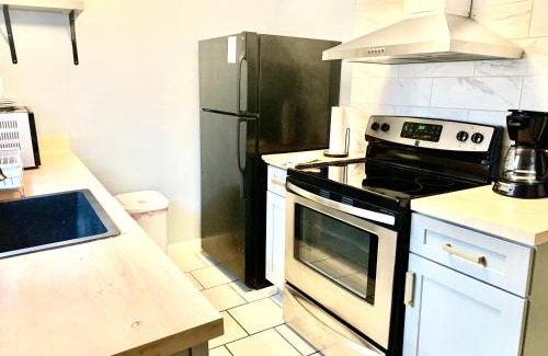 Berclair House | Blue Oval -Project Pyramid-XAi- King bed-2bedrooms 1,5 bath, 4beds, sleeps 5