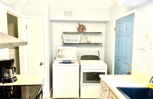 Berclair House | Blue Oval -Project Pyramid-XAi- King bed-2bedrooms 1,5 bath, 4beds, sleeps 5