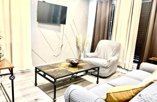 Berclair House | Blue Oval -Project Pyramid-XAi- King bed-2bedrooms 1,5 bath, 4beds, sleeps 5