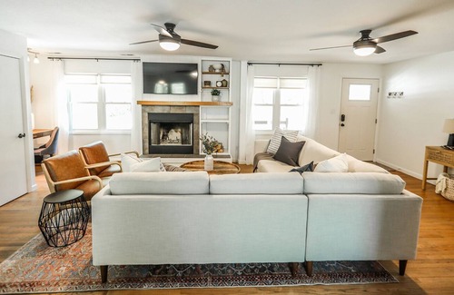 Royal Pines House | Blue Pines Getaway! Cozy home w/deck 15 min to AVL