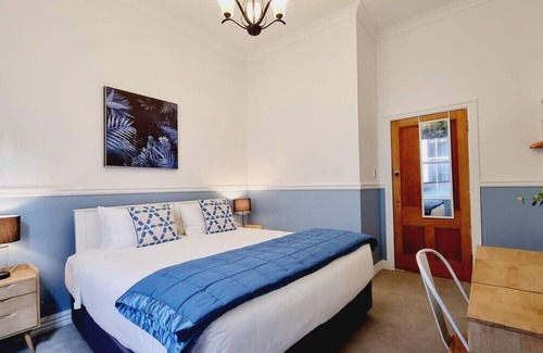 Thorndon Apartment | BLUE RETREAT THORNDON ft backyard and fireplace, minutes to CBD
