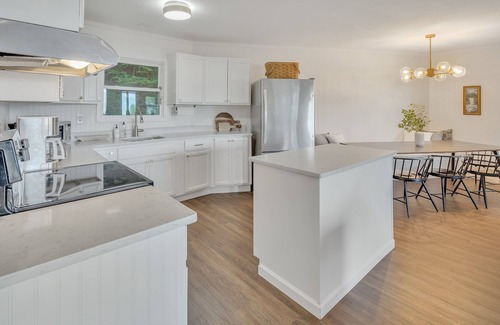 Walker-In-the-Hills Cabin | Blue Ridge Lookout Beautiful Modern Cabin - Nature Hikes and Pets OK by RedAwning