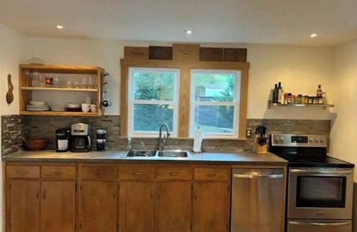 Asheville Cottage | Blue Ridge Mountain Cottage close to everything Asheville has to offer.