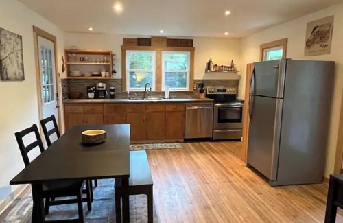 Asheville Cottage | Blue Ridge Mountain Cottage close to everything Asheville has to offer.