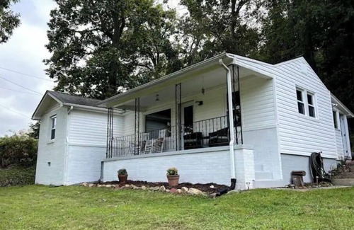 Asheville Cottage | Blue Ridge Mountain Cottage close to everything Asheville has to offer.