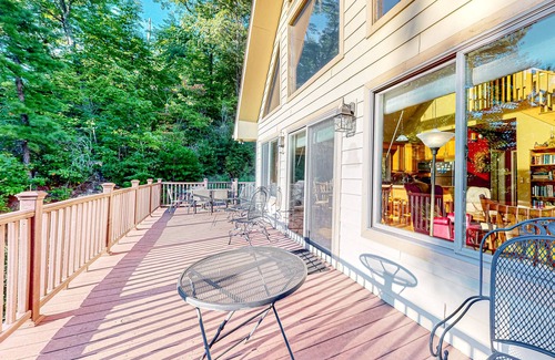 Canton Cabin | Blue Ridge Mountain dream cabin with wraparound deck and big views