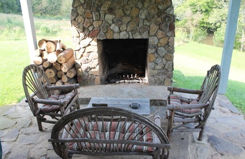 Sparta Cabin | Blue Ridge Mountain 'Solitude' on The Little River