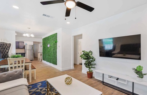 Dallas House | Blue Royalty - 4bd Downtown close to everything
