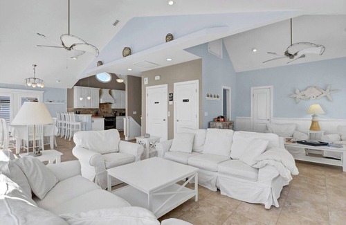 North Topsail Beach House | Blue Skies - Oceanfront - Hot tub - Community Pool