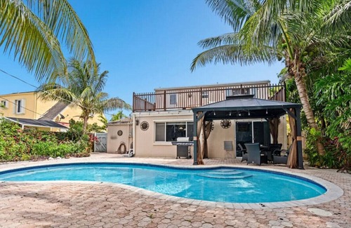 Central Corals House | Blue Sky Manor - 2 Story House w/ Heated Pool & Large Balcony