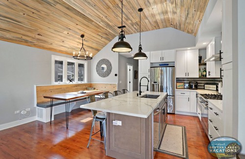 Lake Geneva House | Blue Sky Oasis | Saltwater Pool | Cabana Lounge | Hot Tub