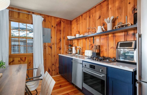 Dennis Port Cottage | Blue Sky Retreat – Cozy, Central & Walk to Beach