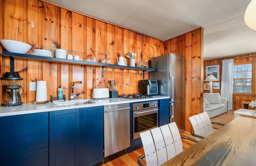 Dennis Port Cottage | Blue Sky Retreat – Cozy, Central & Walk to Beach