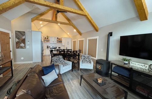 Valemount Bed & Breakfast | Blue Sky Valemount Cabin Your home away from home , your search is over!
