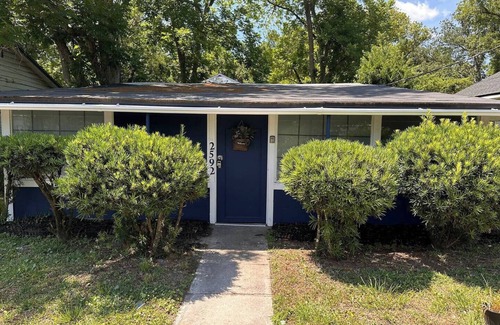 Jacksonville House | Blue Spacious Inside and Out