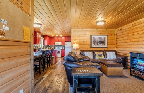 Lazy Acres House | Blue Spruce Cabin - Roam Property Management