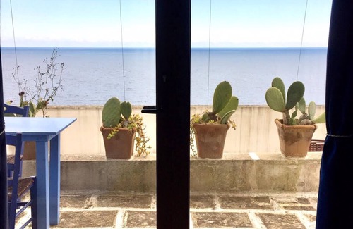 Porto Tricase Ski Chalet | BLUE SUITE COTTAGE ON THE SEA IN THE CREEK SWIMMING POOL (shared)