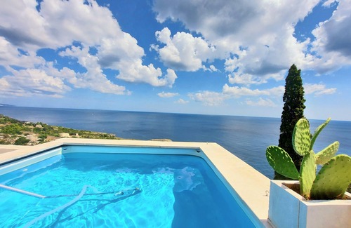 Porto Tricase Ski Chalet | BLUE SUITE COTTAGE ON THE SEA IN THE CREEK SWIMMING POOL (shared)