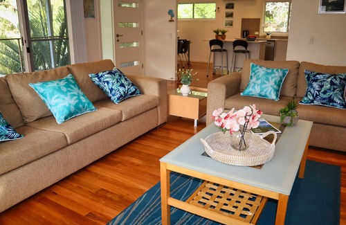 Blueys Beach House | BLUE VOGUE 3 bedrooms, sleeps 8, walk to cafes and beach