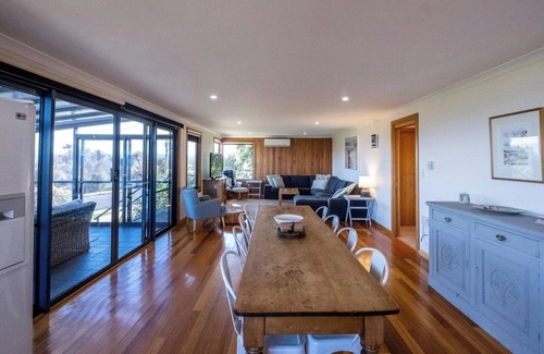 East Coast Tasmania House | Blue Waves - Freycinet
