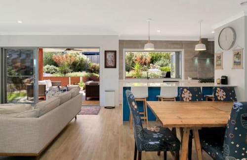 Smiths Beach House | Blue Waves