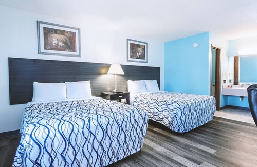 Wellington Hotel | Blue Way Inn & Suites Wellington - Deluxe 2 Queen Bed Non Smoking