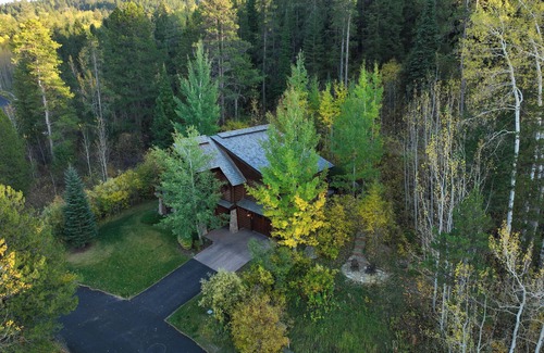 Victor House | Blue Winged Olive Cabin. Luxury Log Home in Victor, ID. A/C. Borders Forest