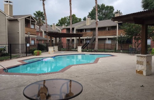 Astrodome Apartment | Bluebeam 1 Bed near Medical Center & NRG with Pool