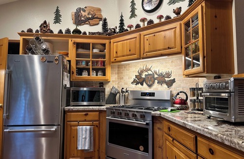 Winter Park Cabin | BLUEBEARY PINES-PERFECT ESCAPE-PRIVATE HOT TUB/3br/2.5ba/WALK TO SKI SHUTTLES!