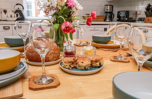 Flamborough House | BLUEBELL COTTAGE, pet friendly, with a garden in Flamborough