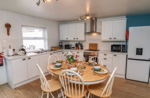 Flamborough House | BLUEBELL COTTAGE, pet friendly, with a garden in Flamborough