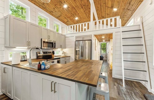 Menlo House | Bluebell Cottage with private fire pit!