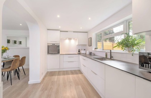 Peterborough House | Bluebell House - Sleeps 5 - Garden - Parking