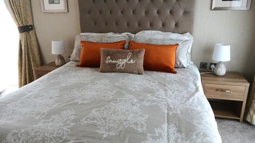 Skegness Resort | Bluebell Luxury 2 Bedroom Lodge - a perfect couples retreat at Southview overlooking a pond